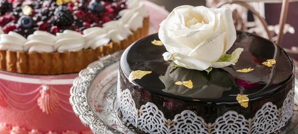東京希爾頓酒店 Marie Antoinette La Finale 甜品自助餐。 尤其不可錯過名字華麗而有心思的手工蛋糕，如「皇后珍珠」是堪稱用上稀有食材製作的芝士蛋糕、「法國玫瑰」玫瑰覆盆子蛋白甜