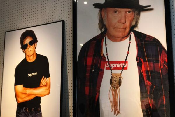 每一間「W/O STAND」分店，都有獨特的人物為主題。大阪心齋橋分店的靈魂人物是 Mick Jagger，是英國著名搖滾樂手，滾石樂團創始成員之一。他的肖像被畫成簡單綫條的漫畫，印在每一杯飲料上。（