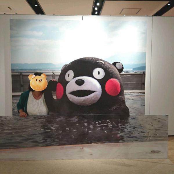 展覽不單可以欣賞部長的照片，參觀者也可以成為相片的一部分，以露天溫泉作布景，人站進去、相機調好角度，就可以跟熊本熊合照喇。（圖︰k.nakamura @IG）