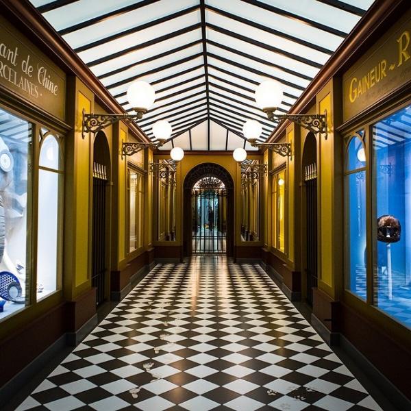 拱形走廊加上帶點歷史的店鋪門口設計及菱形黑白地板，好似置身在上世紀 60 年代的法國。 （圖：saatchi_gallery@IG）