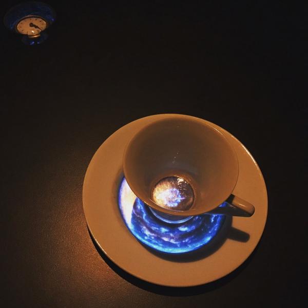 投影式映像，將平凡的咖啡杯也變不得不平凡。（圖：mademoisellefreya@IG）