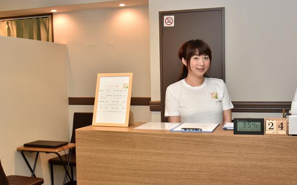 Cafe 除了可為旅客保管行李行，職員亦會提供一些遊日 tips 予客人，而這裏距離羽田國際機場約 32 分鐘車程，而成田國際機場約 72 分鐘車程，來回機場十分方便。