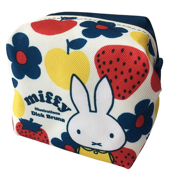 キャラメルポーチ  850 日圓（約 60 港元） 方形的 Miffy 小袋子以帆布製，正面用上與保護套同樣的水果 Pattern，背面則簡單在深藍色帆布上加個 Miffy Label，可以當作化粧袋
