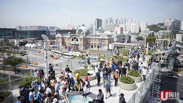 今年先開放的「首爾路 7017」行人天橋即刻成為韓國人散步熱點！以首爾站廣場為中心，可通往南大門市場、N首爾塔、崇禮門、西小門公園等多個旅遊熱點，全長 1.7 公里。它結合行人徒步天橋和綠色文化空間，