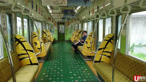 參加一日吉祥物體驗 tour，先要去新宿站搭京王線 monorail 前往「多摩動物公園」。一睇就知列車為小朋友而設，每個車廂都設有不同動物主題。