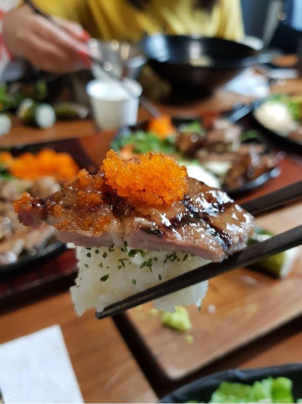 壽司飯團其實是這樣吃的，把肉切成一口大小，放上飯團，完成！（圖：tabelog ＠Naver Blog）