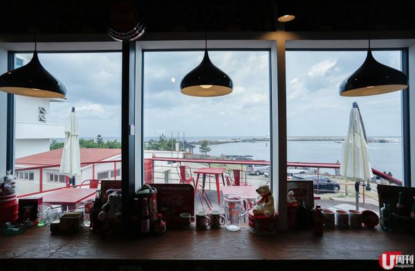 Cafe 座落在海邊，落地大玻璃窗外就是一望無際的湛藍大海。 