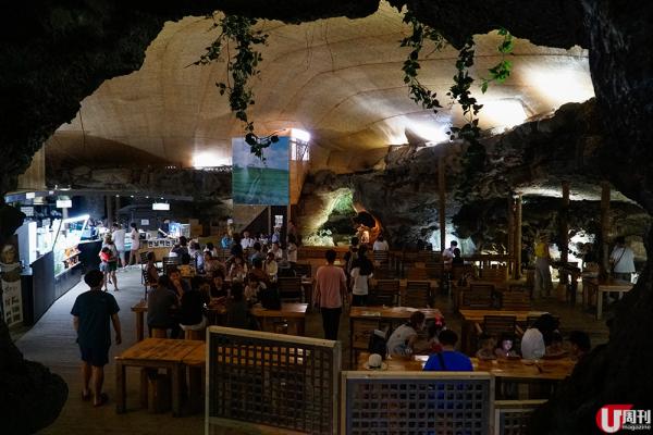 地下洞窟改裝成咖啡館，可邊喝茶邊欣賞熔岩石柱。