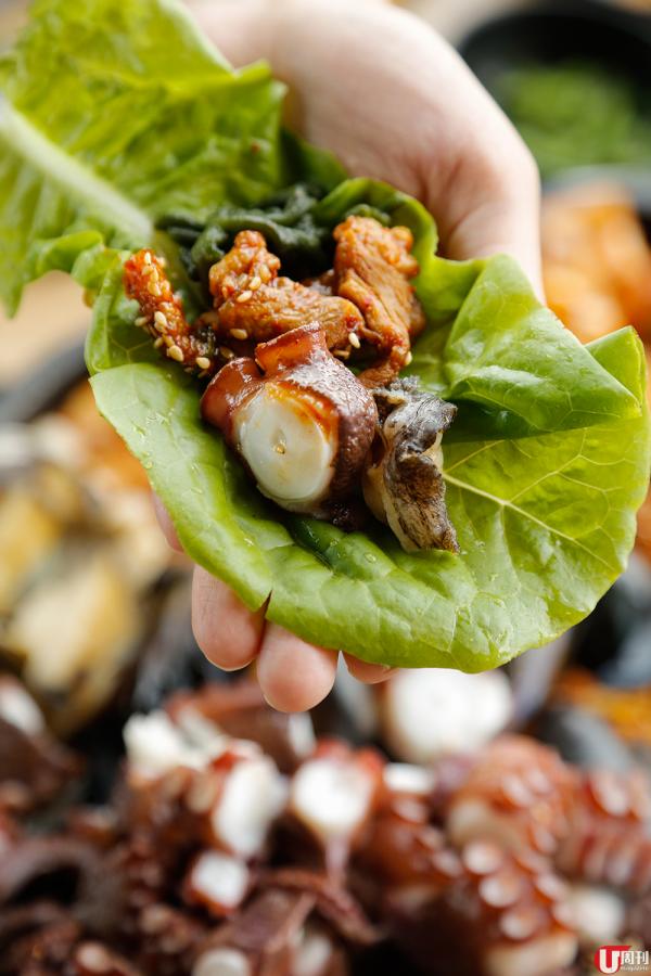 最正宗的吃法，是把菜葉包裹鮑魚、鱆魚、豬肉和刺松海藻同吃，口感豐富。