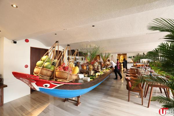 長尾船造型的自助餐枱，放滿各式早餐款式，相當有 越南 風味。