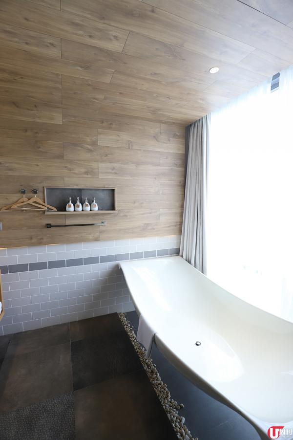 每個房型都同時設有淋浴間和浴缸，但呢個好適合打卡的 floating bathtub 只得 Corner 套房獨享。