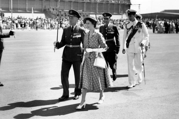27 歲的英女王在 1952 年出訪肯雅時，因父親喬治六世病逝，即時繼位，一年後獲正式加冕。在位 65 年期間，英女王外訪過的國家超過 100 個，但卻未曾到王夫菲臘親王的出生地希臘訪問。（圖︰TH