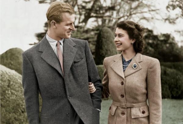 話雖如此，其實英女王在少女時期曾受菲臘親王表弟 King Paul 邀請，於 1950 年前往希臘，不過是成為女王前的事！