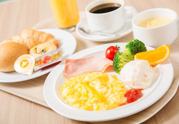 自助早餐約有 70 款和洋式食品供選擇，還有 8 款酒店自家製的麵包。（相：Rakuten Travel 網頁、酒店官網）