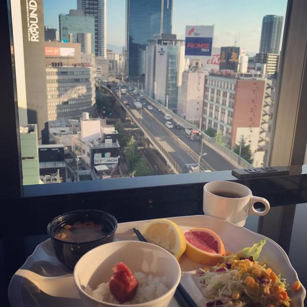 住客在頂樓餐廳食早餐，可俯瞰梅田街景。（smartgamja@IG、酒店官網）