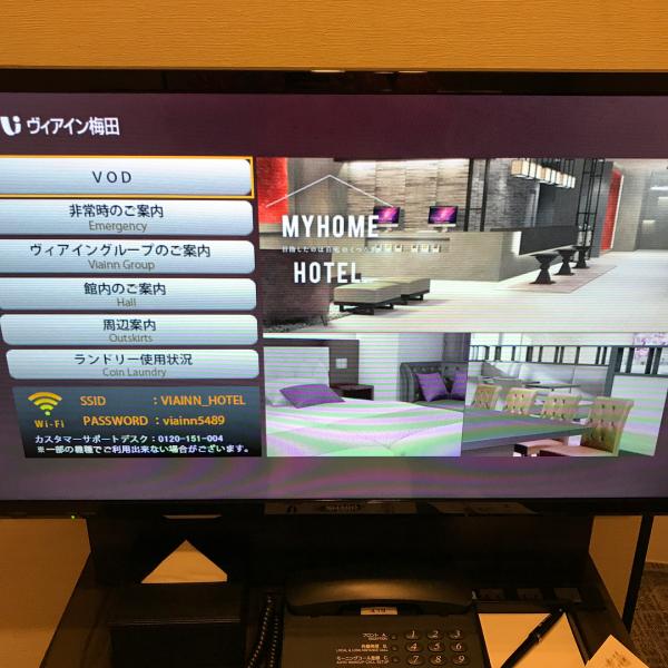 一入房，酒店介紹資料及 Wifi Password 等會顯示在電視機熒光幕上。（hankyu_higashidouri_shoutengai@IG）