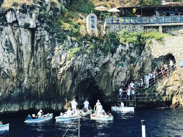 Blue Grotto 在意大利那不勒斯灣南部的卡布里島（Capri）上，屬島上最人氣的觀光景點。坐上小木船，按船家指示入洞，賞藍洞的體驗過程雖只約 5 分鐘，不過等上船就需時，分分鐘要花上 2 個鐘