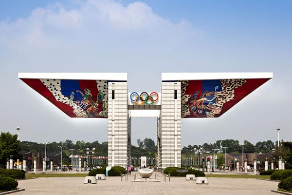 奧林匹克公園是在 1988 年首爾舉辦奧運時所建的，園內有百濟時代的遺址，也有新式的體育館，新舊並存。奧運過後，公園也沒有停止使用，除了定期舉辦各種體育比賽，還會借出場地供偶像團體辦演唱會。