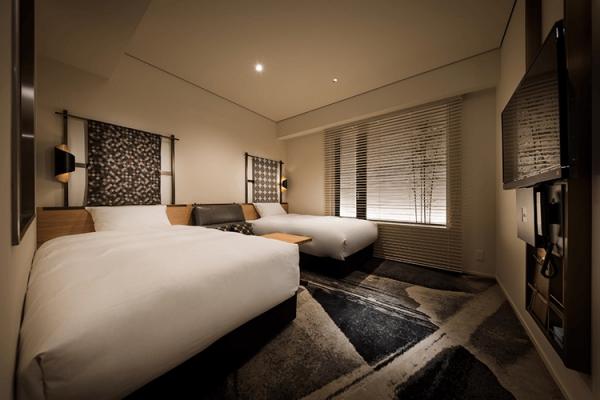 今年 7 月新開的京都 Granbell，雙人房平均每晚 13,200 至 25,200 日圓起，等於二人每晚須付稅款 400 或 1,000 日圓。（圖：京都 Granbell Hotel）