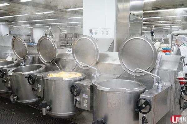 廚房每日要處理 10 萬份膳食，單靠人手當然無法負荷！所以廚房內有各種的自動化機器，代替處理繁複的程序。