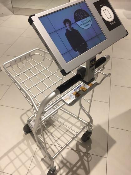 加設電子屏幕購物車。