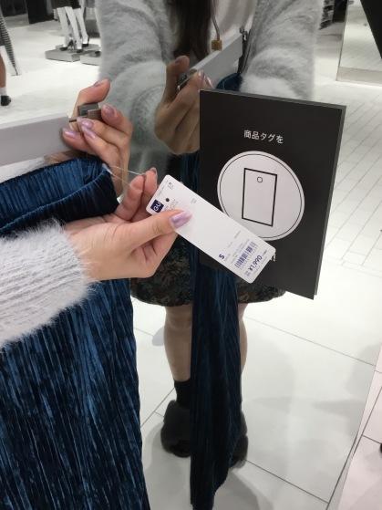 日本 開最新最多貨 GU 電子屏幕鏡子幫你襯衫襯到絕！