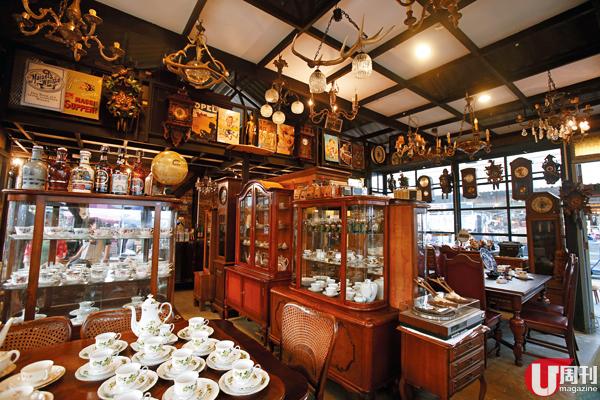 A.O Antiques 的老闆是一對長居德國的夫婦，每年花半年時間在曼谷看舖，搜集的貨色非常豐富，大至價值連城的法國古董櫃，小至英國瓷花杯、德國收音機也可找到，置身其中如尋寶般興奮。