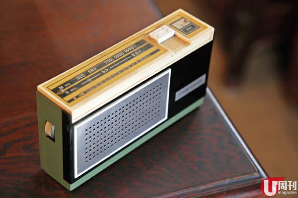 古董櫃木櫃買唔起，小家品如德國柏林製收音機只需約 165 港元，試過仍 work 仍好聲。