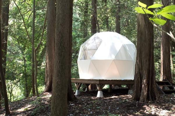 <球型帳篷/>提供2張單人床，房價為17,280日圓（含稅）