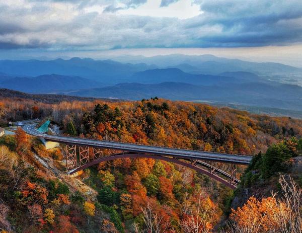 沿着蜿蜒的山路來到吾妻八景之一、離地 1,200 米的不動沢橋，在 9 月下旬更會被紅葉包圍，橋邊兩旁的林木染成一片橙紅，非常壯觀。