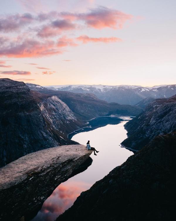 挪威國內有三大奇石，包括「奇蹟之石」〈Kjeragbolten〉、「聖壇石」〈Preikestolen〉及這條「巨人之舌」；而「巨人之舌」則位於Ringedalsvatnet 湖上的懸崖，高度約 70