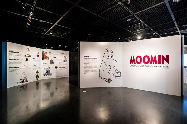 為了紀念芬蘭獨立 100 周年，「姆明原畫展」於海外舉行，並選址首爾的藝術殿堂 Hangaram 美術館。場內分 7 個展區，如「由書到世界」、「影像館」、「圖書館」等。展板布置成一本本書，介紹姆明家