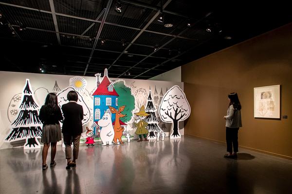 展覽重現姆明的世界，像走入姆明的巨型圖畫書內！睇完展覽，粉絲可更了解自己心愛的卡通 70 多年的歷史，同時認識姆明畫家 Tove Jansson 的藝術世界和生活。