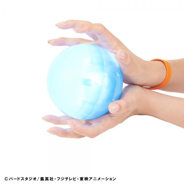 LED 球直徑 10.5 厘米，附有手帶，戴在手上就不怕玩起上來會甩手。