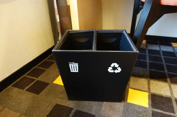 大家都知道台灣很重視分類回收，房間內垃圾桶就分有兩格，讓旅客自行分類。（芮妮 BarbieeDoll＠ Pixnet Blog）