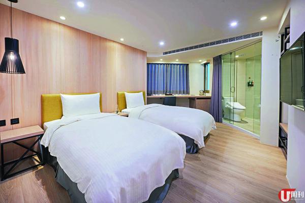 標準雙人房，房間以簡單貼近自然的木色為主調。
