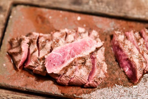 Flat Iron Steak 10 英鎊（約 105 港元） Flat Iron 採用的是澳洲和牛，肉質鮮嫩，不管是幾分熟的牛扒都相當顯著，份量約是 6 至 8oz，沒有想像中的小，隨餐附有一杯沙津