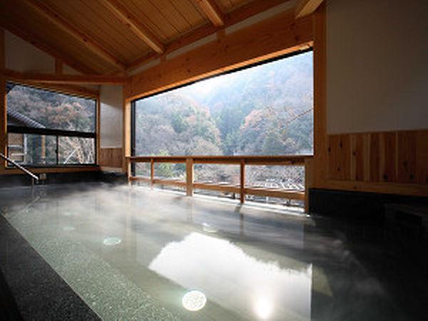 室內大浴場，一樣可眺望到遠處的秋色。（相：Rakuten Travel 網頁）