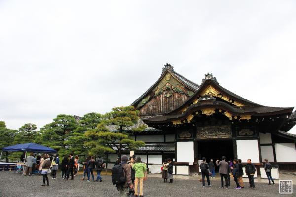 二之丸御殿（日本國寶），大政奉還便在這進行，和很多日本的景點一樣，進去要脫鞋，入口有提供鞋箱。
