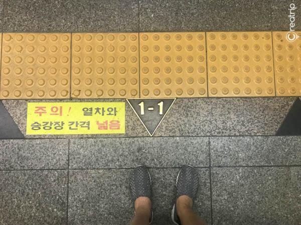 往首爾站方向的列車，從地鐵 1 號綫首爾站的 1-1 號列車門下車的話，可以最快連結到機場快綫喔！