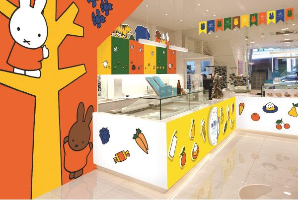 室內設計用上很多插畫書和卡通片的顏色和圖案，踏入 cafe 就像走進了 Miffy 世界般。