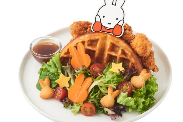 炸雞窩夫配沙律　SG.90（約 126 港元） Wonderfully Waffles with Karaage Chicken