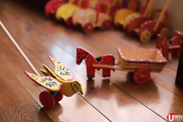 玩具角的珍藏之多令人吃驚，小時候的玩意，如今變成大人的收藏。木造玩具 約103 港元