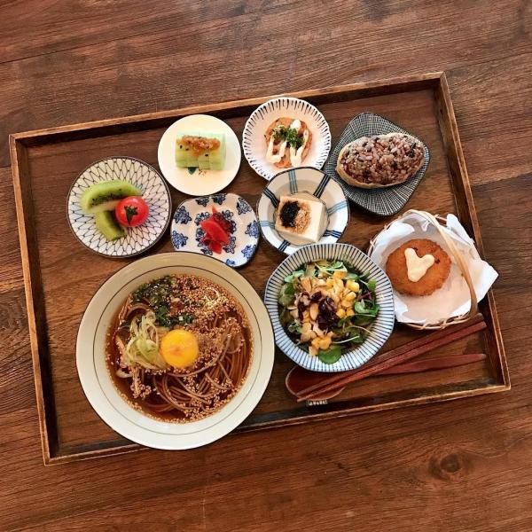 MeSiYa 提供日式家庭餐，而且每日菜單都不一樣，Oppa 會因季節性而選擇材料。價錢以一人餐為單位，每份 15,000 韓圜（約 103 港元）