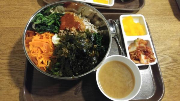 35 港元可以吃到一大碗拌飯，而且提供湯和小菜。（圖：jiaejoy @Naver Blog）