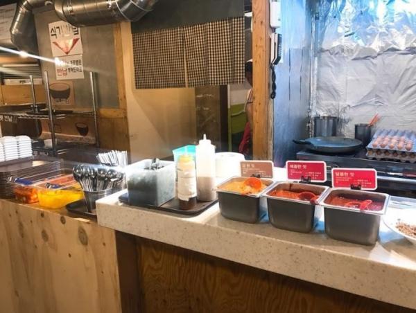 拌飯醬料有三款選擇，對不能吃辣的旅人是個體貼的服務。（圖：johj823 @Naver Blog）