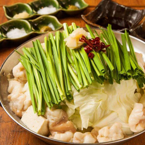 「博多もつ鍋銀（鶏白湯）」，以濃郁雞湯製成的九州博多名物牛腸鍋，每位 1,520 日圓。