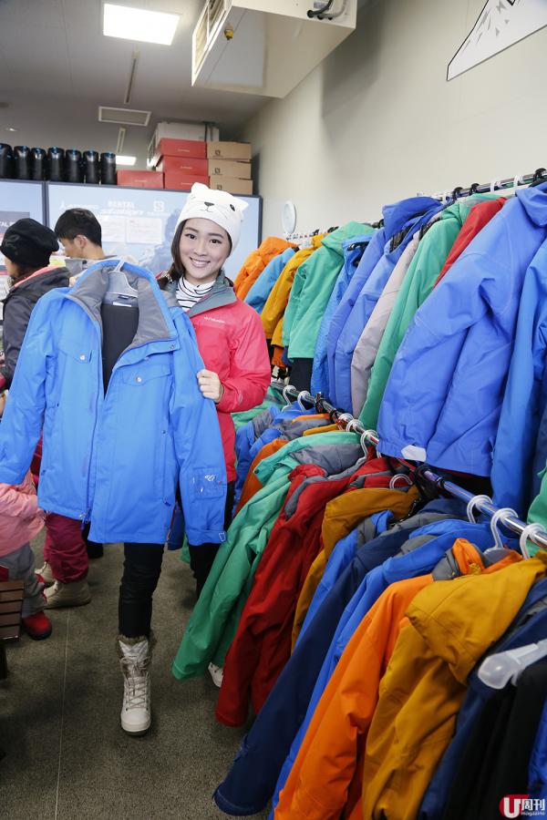 滑雪學校 SPORTPIA FURANO 借用的雪具及穿上身的衣物也是用上滑雪名牌 Salomon，也很新淨，不是每間滑雪學校都咁豪氣。