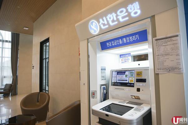 櫃台有提供貨幣兌換的服務，如果嫌匯率不划算的話，可以到 ATM 海外提款。但 ATM 不接受銀聯卡，要記得帶備多一兩提款卡備用。