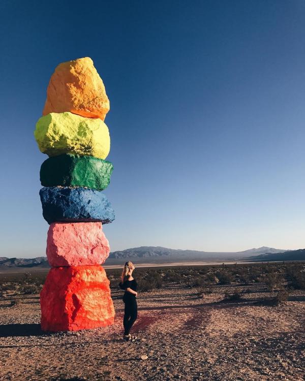 Seven Magic Mountains 會在沙漠展覽至 2018 年 5 月，若然去開美國，千祈唔好錯過呢個咁靚又有意義的藝術品。（圖：kelseydeanndra@ig）